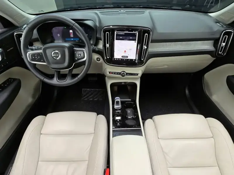2023 Volvo XC40 с пробегом 24 769 км