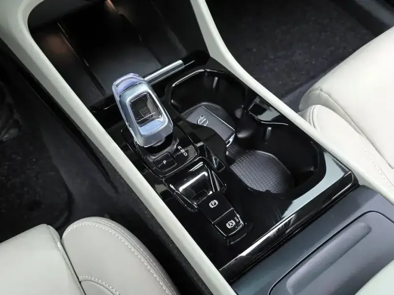 2023 Volvo XC40 с пробегом 24 769 км