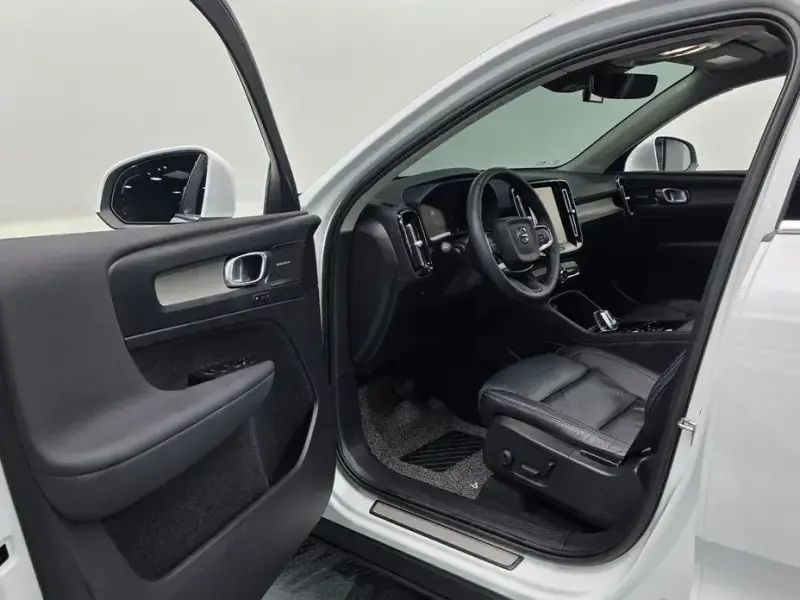 2023 Volvo XC40 с пробегом 14 386 км