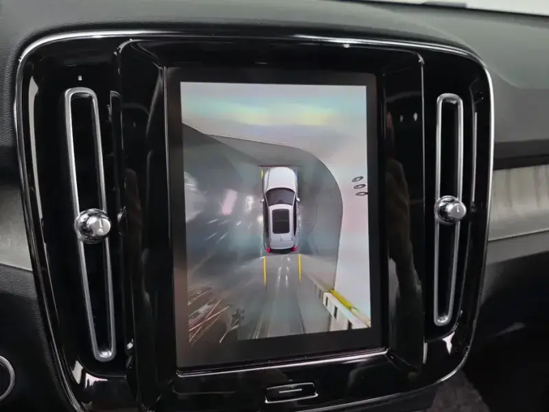 2023 Volvo XC40 с пробегом 14 386 км
