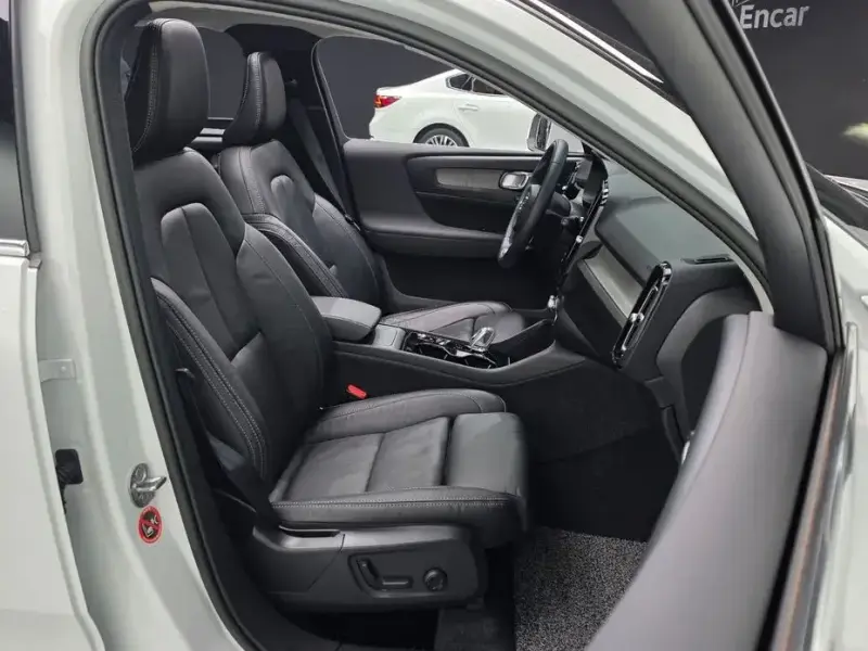2023 Volvo XC40 с пробегом 14 386 км