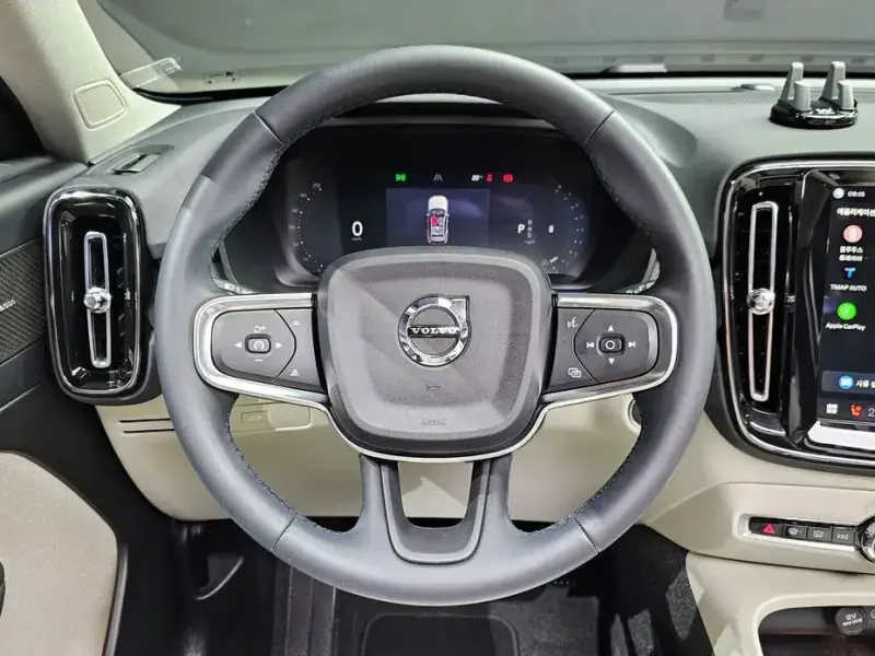 2025 Volvo XC40 с пробегом 6 832 км
