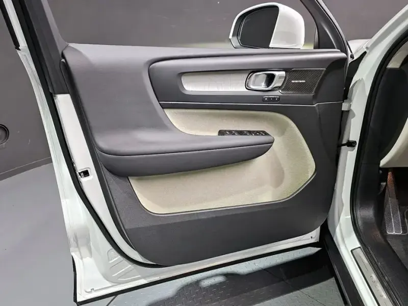 2025 Volvo XC40 с пробегом 6 832 км