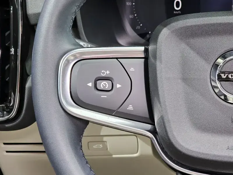 2025 Volvo XC40 с пробегом 6 832 км
