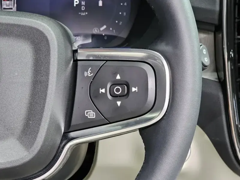 2025 Volvo XC40 с пробегом 6 832 км