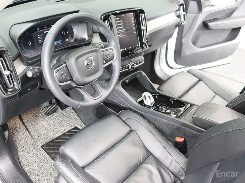 2023 Volvo XC40 с пробегом 14 385 км