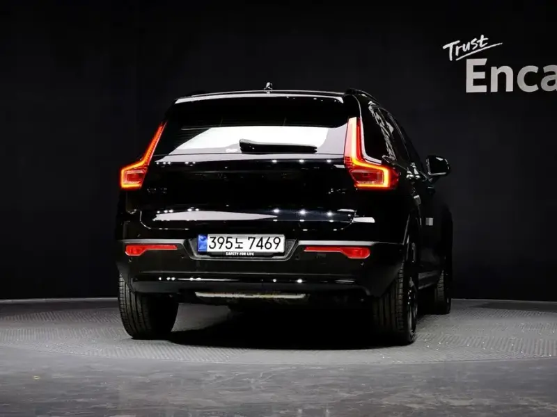 2025 Volvo XC40 с пробегом 9 327 км