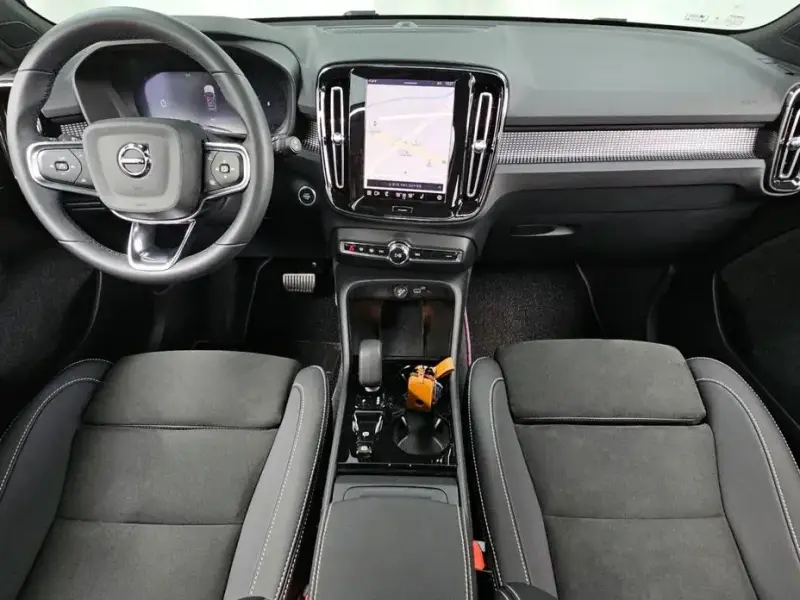 2025 Volvo XC40 с пробегом 9 327 км