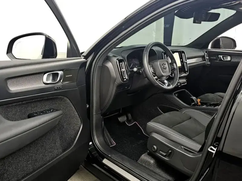 2025 Volvo XC40 с пробегом 9 327 км