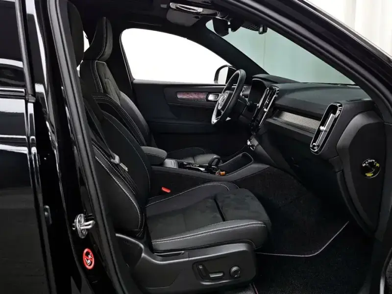 2025 Volvo XC40 с пробегом 9 327 км