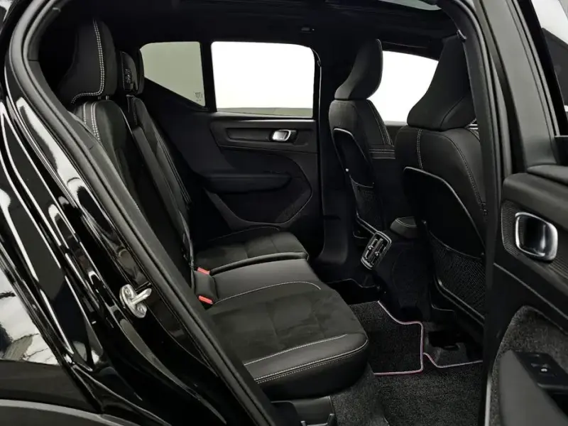2025 Volvo XC40 с пробегом 9 327 км