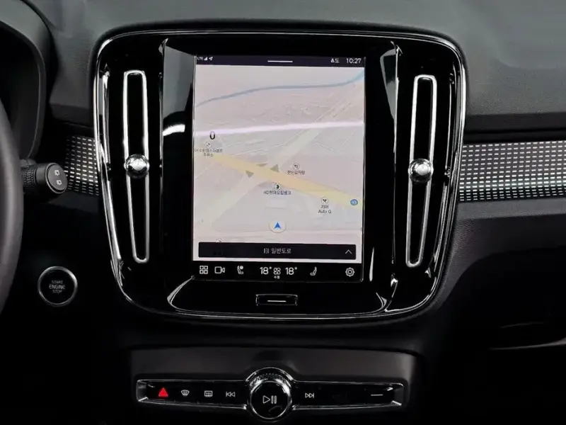 2025 Volvo XC40 с пробегом 9 327 км