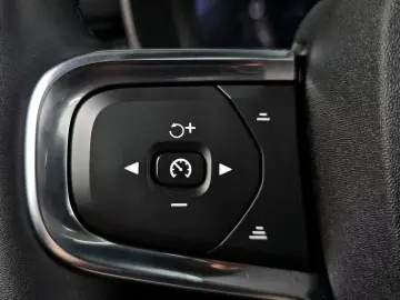 2025 Volvo XC40 с пробегом 9 327 км