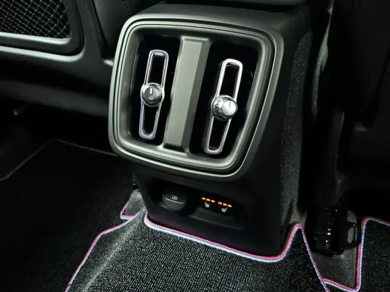 2025 Volvo XC40 с пробегом 9 327 км