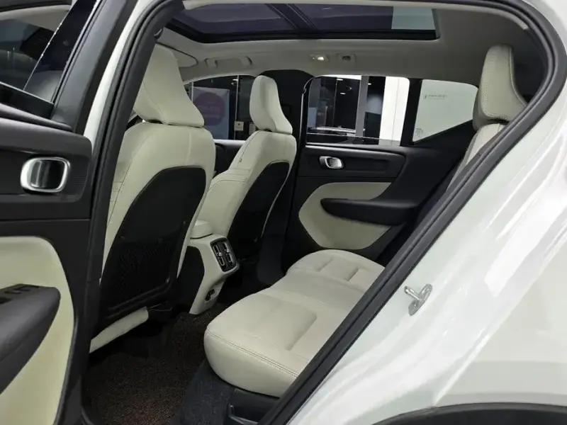 2025 Volvo XC40 с пробегом 7 897 км
