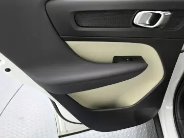 2025 Volvo XC40 с пробегом 7 897 км