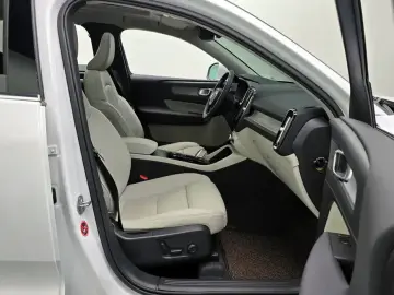 2025 Volvo XC40 с пробегом 7 897 км