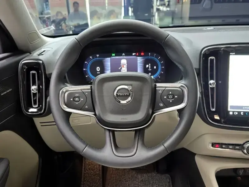 2024 Volvo XC40 с пробегом 10 194 км