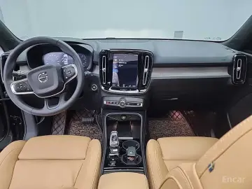 2022 Volvo XC40 с пробегом 48 909 км
