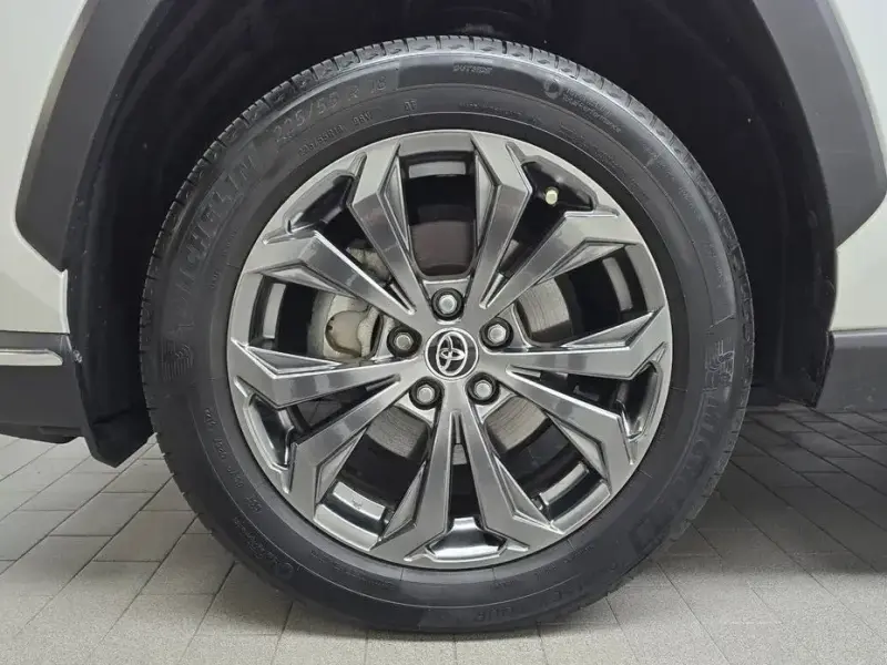 2023 Toyota RAV4 с пробегом 23 732 км