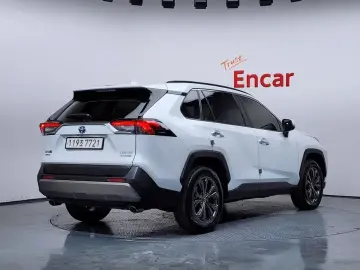 2024 Toyota RAV4 с пробегом 17 797 км