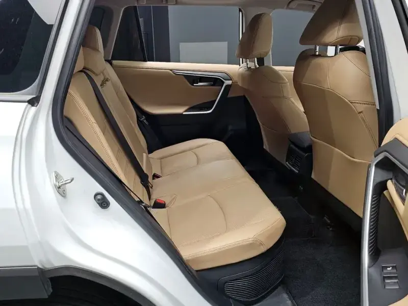 2024 Toyota RAV4 с пробегом 43 074 км