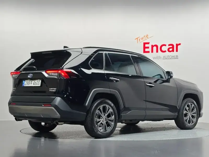 2023 Toyota RAV4 с пробегом 33 877 км