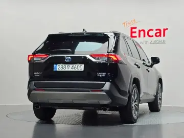 2023 Toyota RAV4 с пробегом 33 877 км