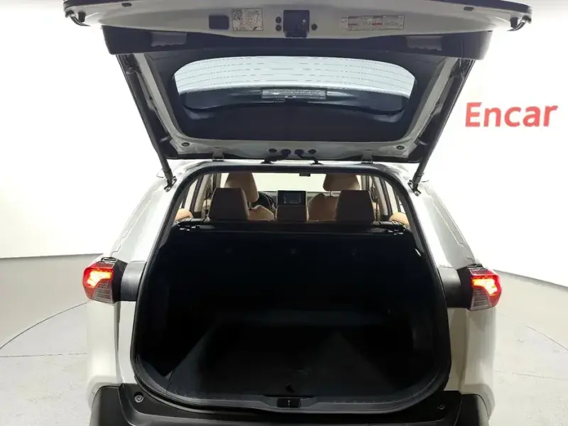 2024 Toyota RAV4 с пробегом 43 074 км