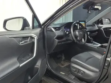 2023 Toyota RAV4 с пробегом 33 877 км