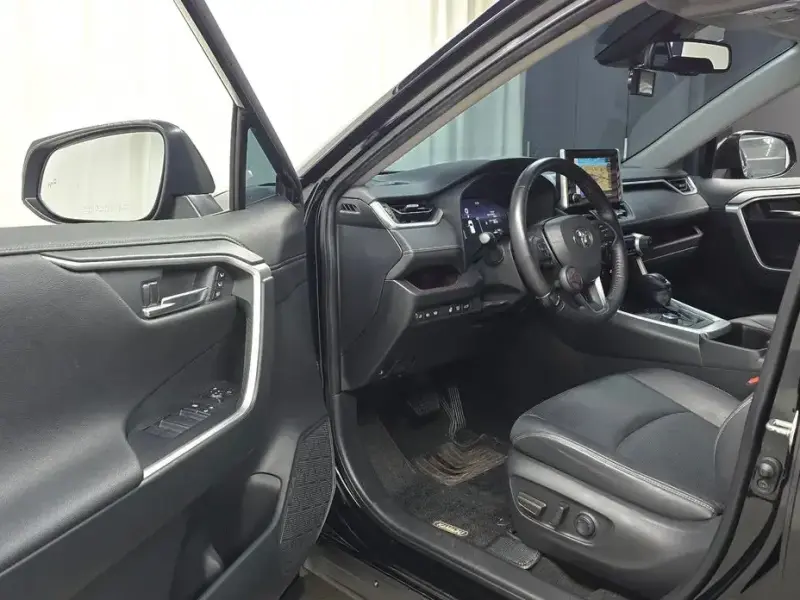 2023 Toyota RAV4 с пробегом 33 877 км