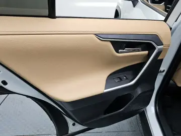 2024 Toyota RAV4 с пробегом 43 074 км