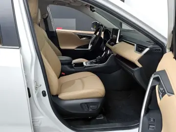 2024 Toyota RAV4 с пробегом 43 074 км
