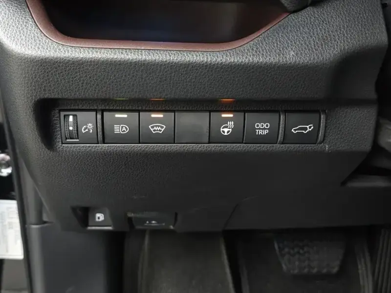 2023 Toyota RAV4 с пробегом 33 877 км