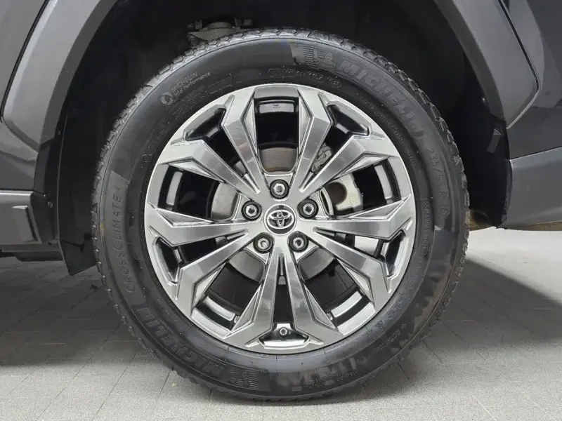 2023 Toyota RAV4 с пробегом 33 877 км
