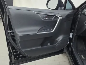 2023 Toyota RAV4 с пробегом 33 877 км