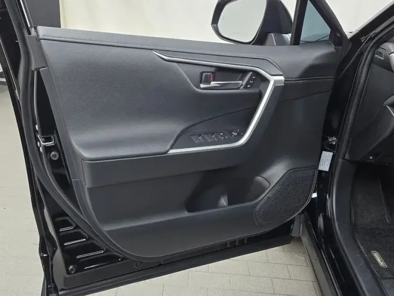 2023 Toyota RAV4 с пробегом 33 877 км