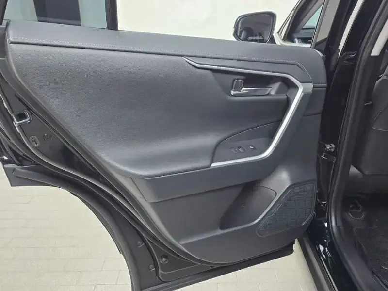 2023 Toyota RAV4 с пробегом 33 877 км
