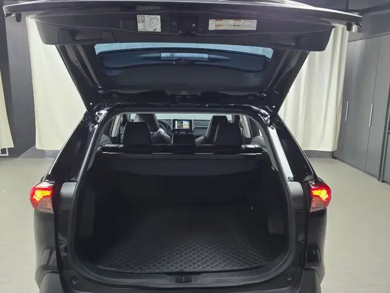 2023 Toyota RAV4 с пробегом 33 877 км