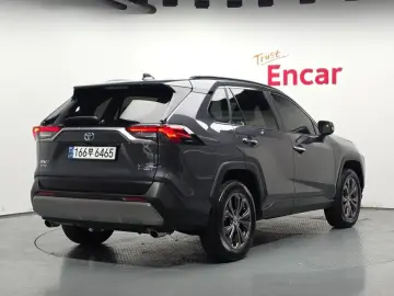 2024 Toyota RAV4 с пробегом 11 991 км