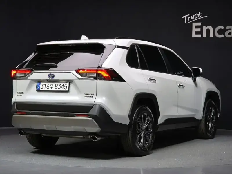 2024 Toyota RAV4 с пробегом 8 426 км