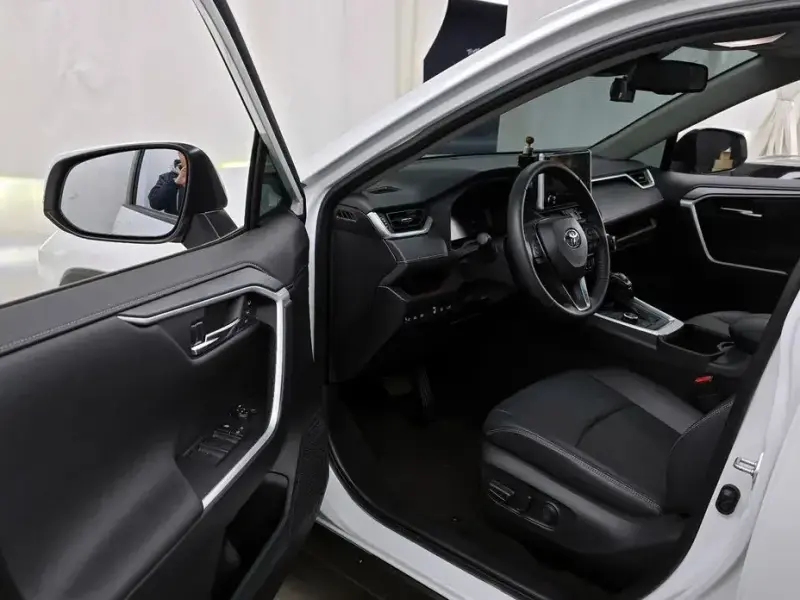 2024 Toyota RAV4 с пробегом 8 426 км