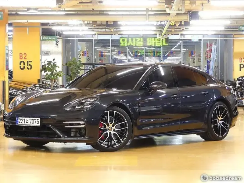 2023 Porsche Panamera с пробегом 28 000 км