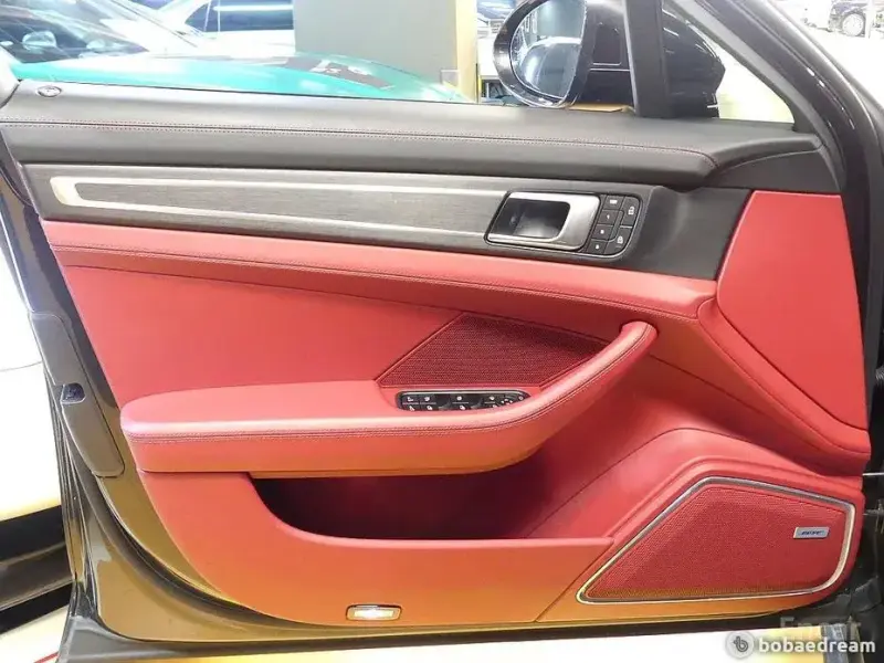 2023 Porsche Panamera с пробегом 28 000 км