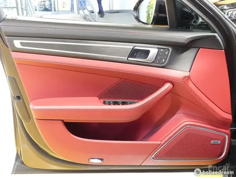 2023 Porsche Panamera с пробегом 28 000 км