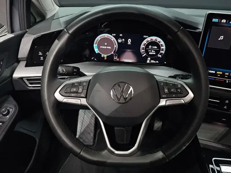 2025 Volkswagen Golf с пробегом 14 949 км