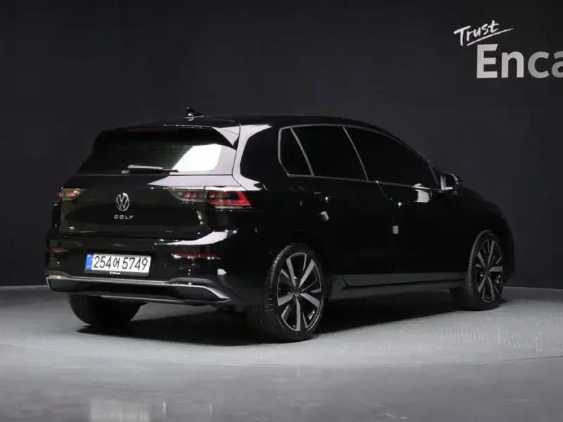 2025 Volkswagen Golf с пробегом 12 799 км