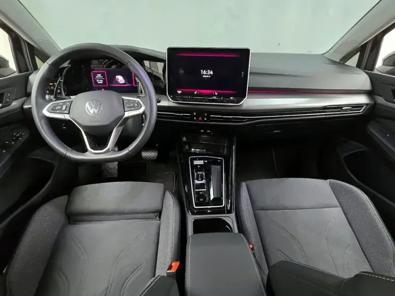 2025 Volkswagen Golf с пробегом 12 799 км