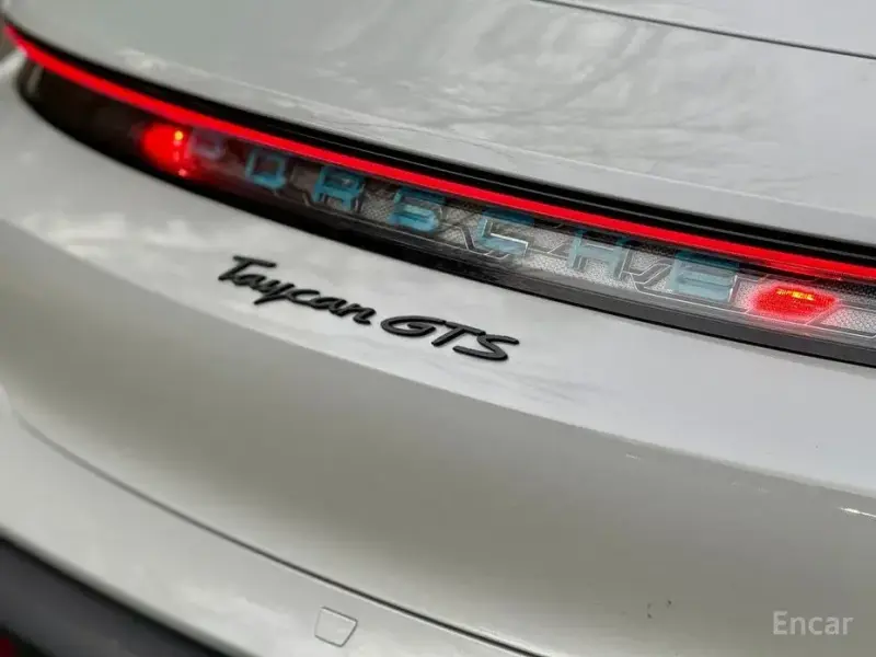 2022 Porsche Taycan с пробегом 14 900 км