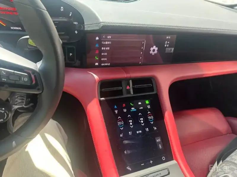 2023 Porsche Taycan с пробегом 13 000 км